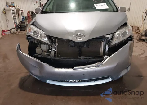 2016 Toyota Sienna Xle 8 Passenger z USA, uszkodzony, nr VIN 5TDYK3DC7GS730188